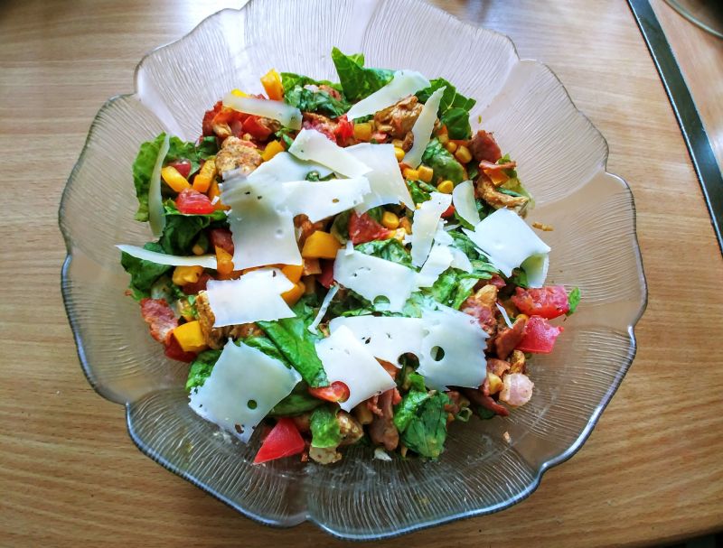 Sałatka z kurczakiem i boczkiem Sałatka z kurczakiem i boczkiem