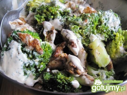 Sałatka z kurczakiem i brokułami