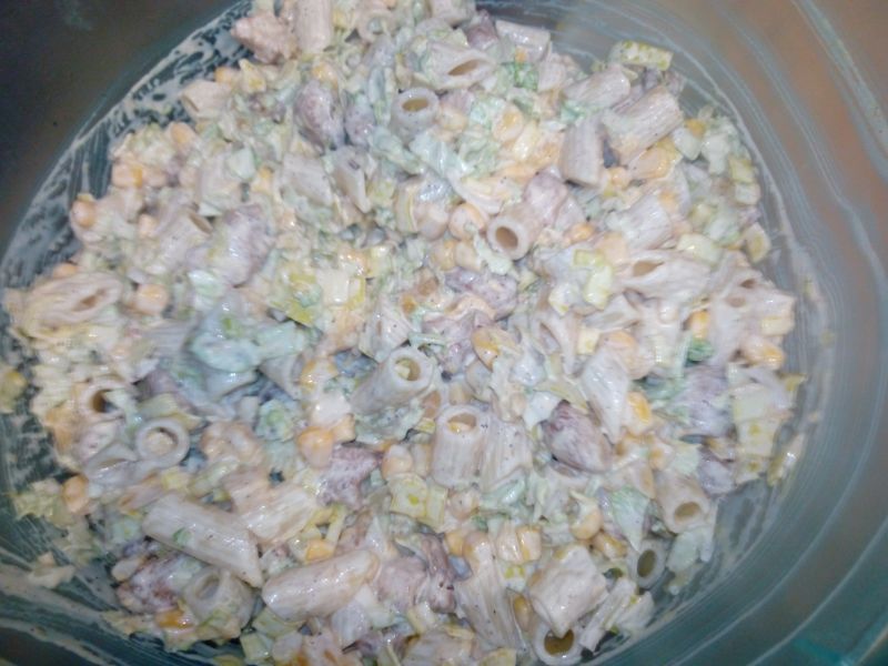 Sałatka z kurczakiem i brzoskwiniami Sałatka z kurczakiem i brzoskwiniami