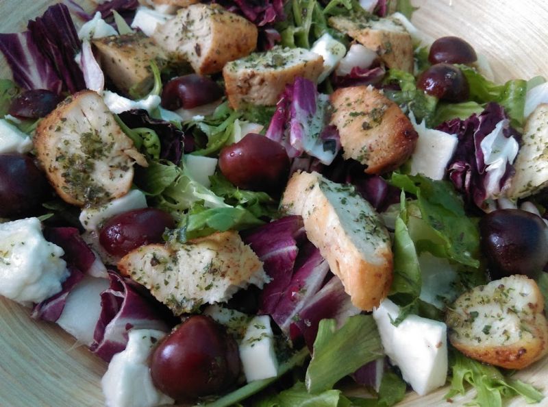 Sałatka z kurczakiem i czereśniami Sałatka z kurczakiem i czereśniami