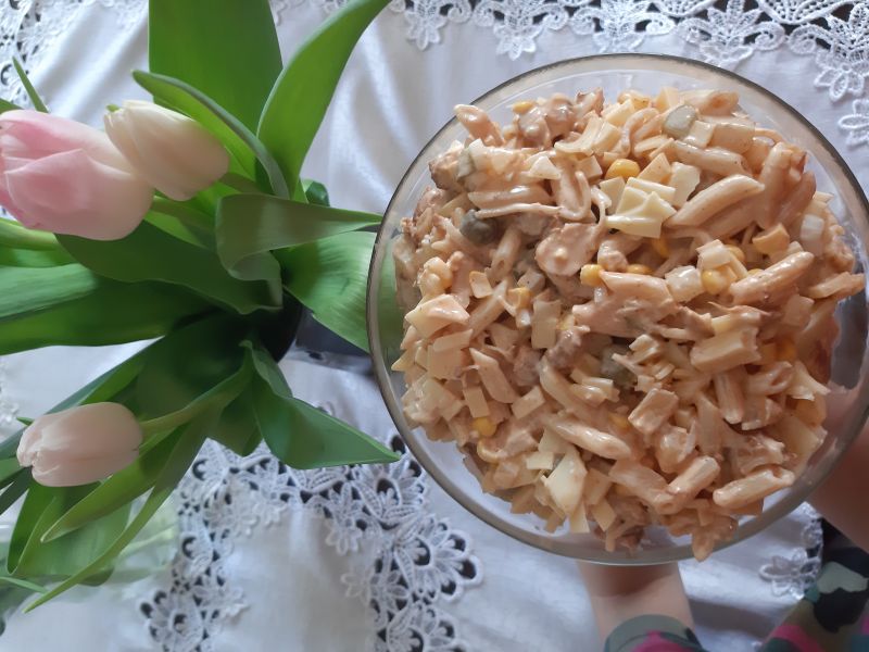 Sałatka z kurczakiem i drobnym makaronem