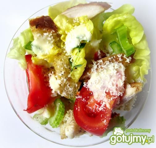 Sałatka  z kurczakiem i grzankami Sałatka  z kurczakiem i grzankami