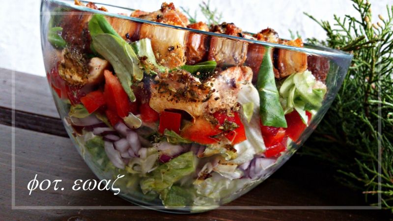 Sałatka z kurczakiem i grzankami