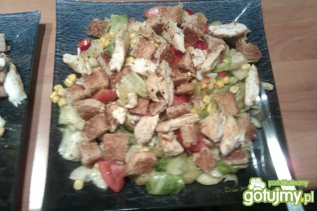 Sałatka z kurczakiem i grzankami 4