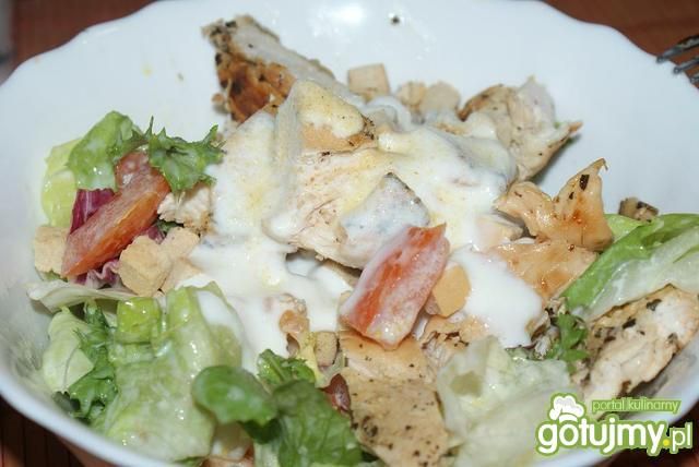 Sałatka z kurczakiem i grzankami