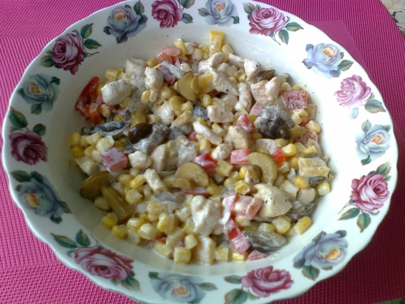 Sałatka z kurczakiem i grzybkami marynowanymi Sałatka z kurczakiem i grzybkami marynowanymi