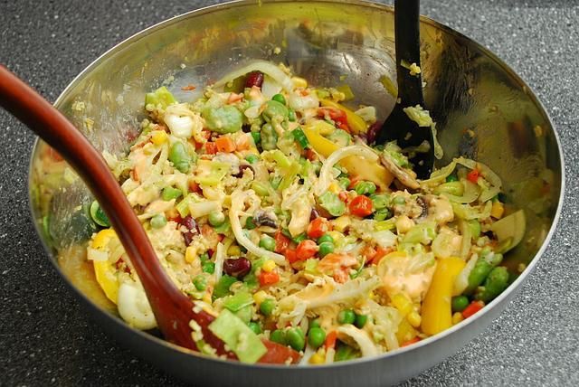 Sałatka z Kurczakiem i Kaszą w Sosie Fr.