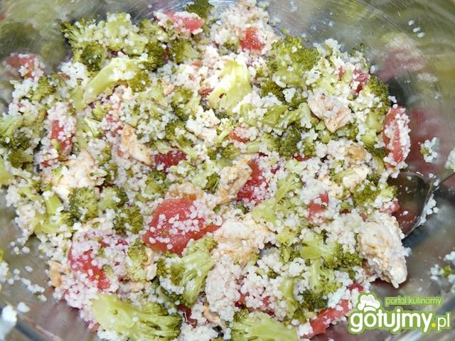 Sałatka z kurczakiem i kuskus.