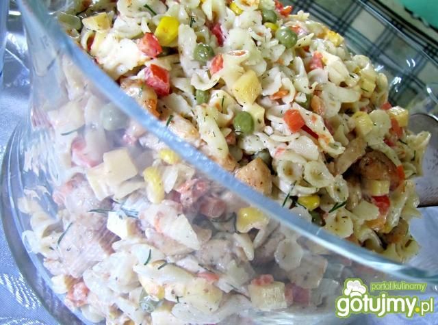 Sałatka z kurczakiem i makaronem Sałatka z kurczakiem i makaronem