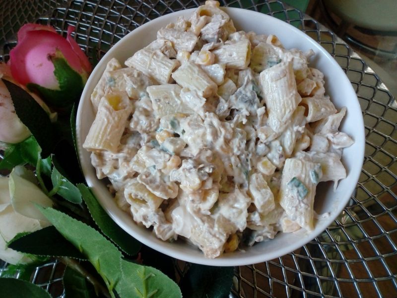 Sałatka z kurczakiem i makaronem