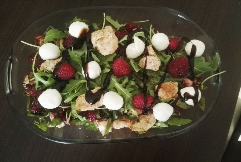 Sałatka z kurczakiem i malinami 