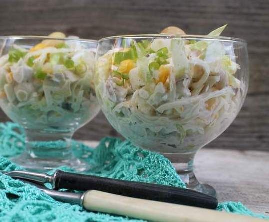 Sałatka z kurczakiem i marynowanymi cebulkami Sałatka z kurczakiem i marynowanymi cebulkami