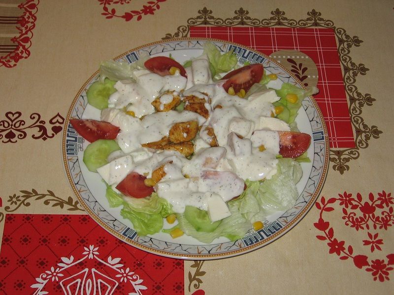 Sałatka z kurczakiem i mozarellą