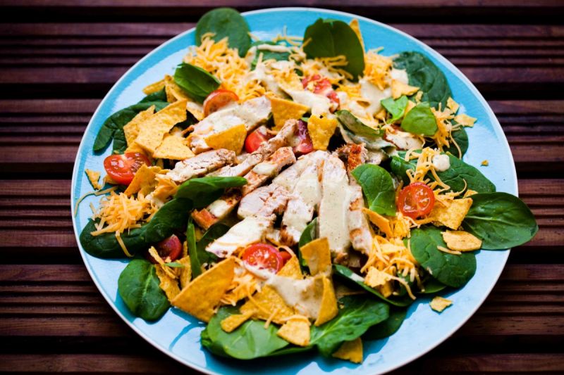 Sałatka z kurczakiem i nachos w kolendrowym sosie
