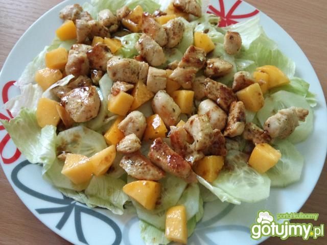 Sałatka z kurczakiem i nektarynką