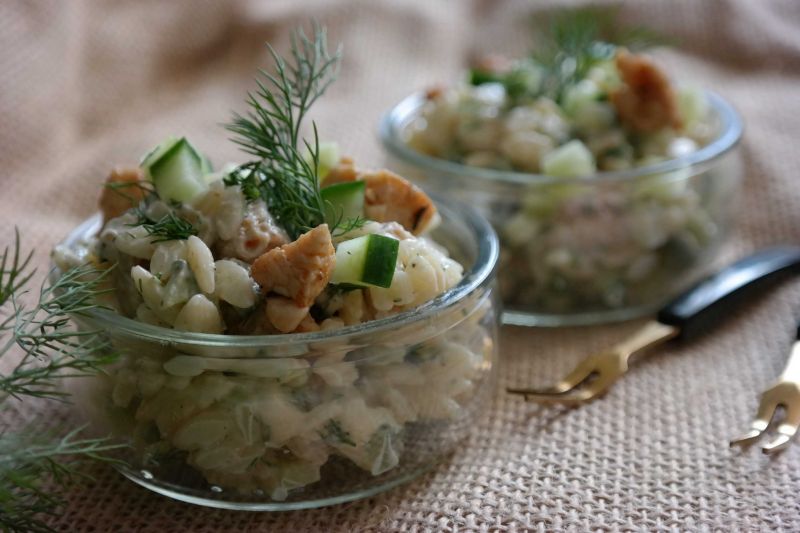 Sałatka z kurczakiem i ogórkiem  Sałatka z kurczakiem i ogórkiem