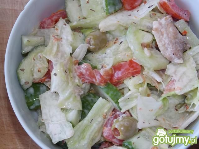 Sałatka z kurczakiem i oliwkami 2