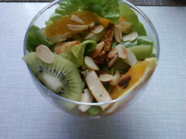 Sałatka z kurczakiem i owocami