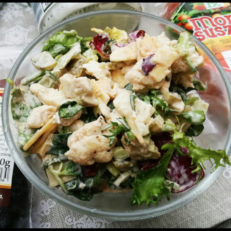 Sałatka z kurczakiem i owocami Sałatka z kurczakiem i owocami