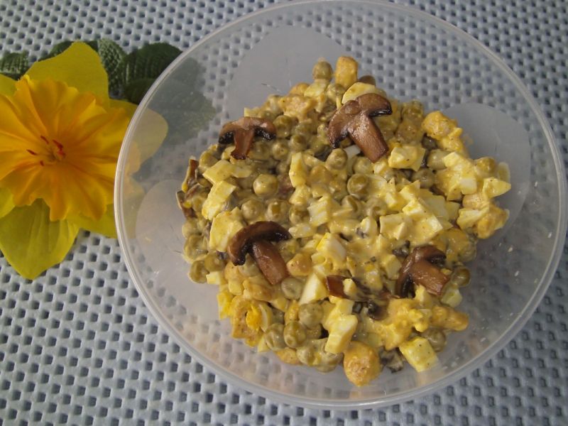 Sałatka z kurczakiem i pieczarkami