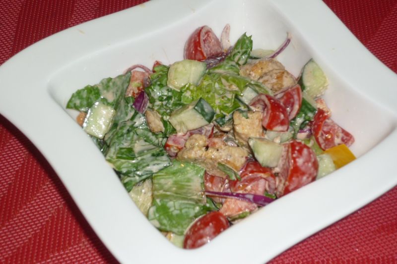 Sałatka z kurczakiem i pomidorkami koktajlowymi Sałatka z kurczakiem i pomidorkami koktajlowymi