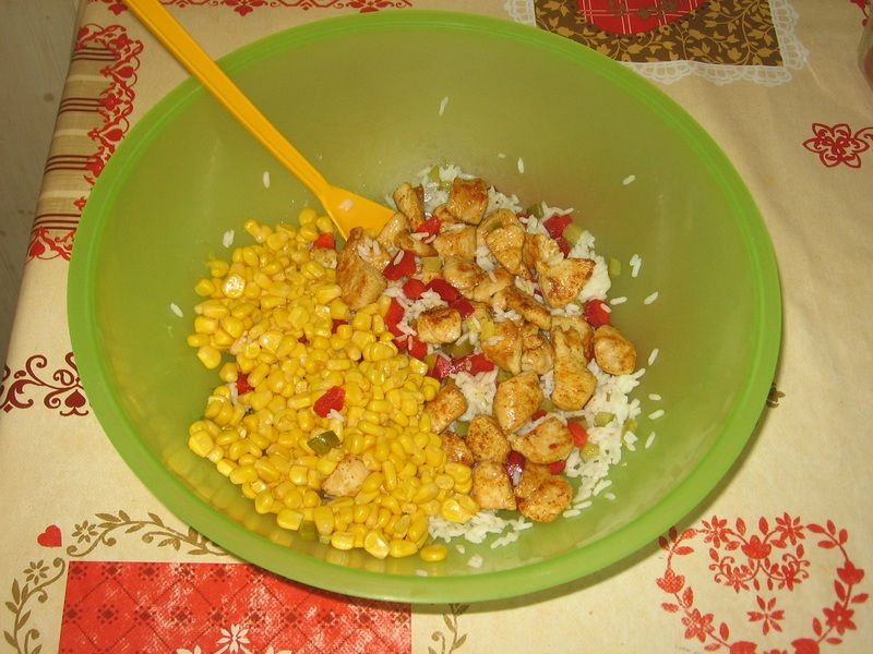 Sałatka z kurczakiem i ryżem