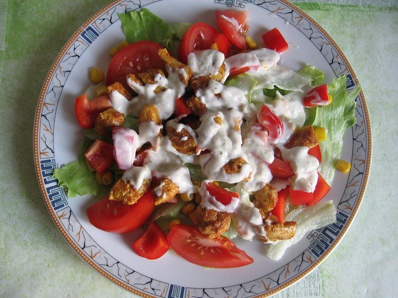 Sałatka z kurczakiem i sałatą lodową Sałatka z kurczakiem i sałatą lodową