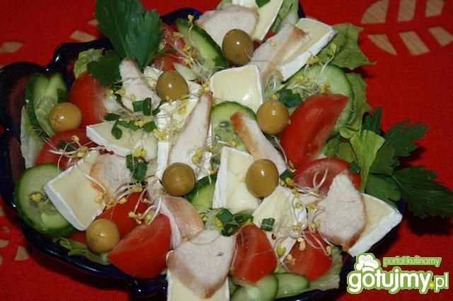 Sałatka z kurczakiem i serem brie