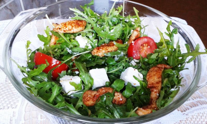 Sałatka z kurczakiem i serem feta
