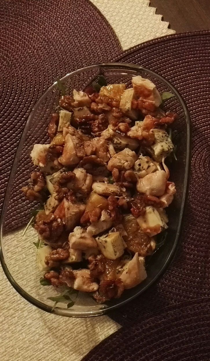 Sałatka z kurczakiem i serem gorgonzola