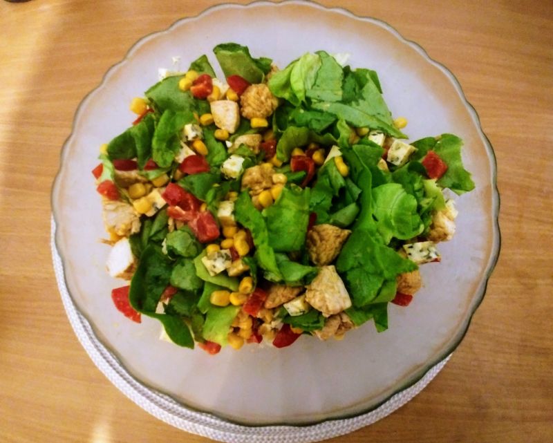 Sałatka z kurczakiem i serem lazur