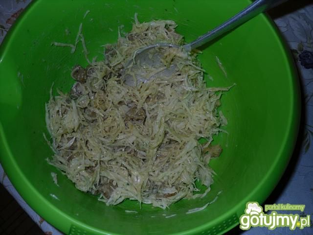 Sałatka z kurczakiem i serem żółtym Sałatka z kurczakiem i serem żółtym