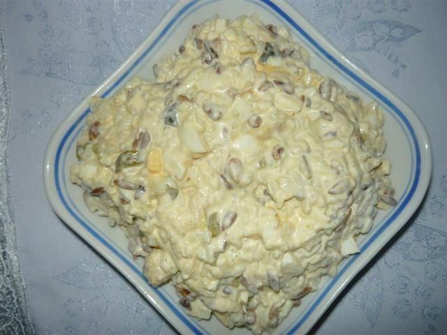 Sałatka z kurczakiem i słonecznikiem. Sałatka z kurczakiem i słonecznikiem.