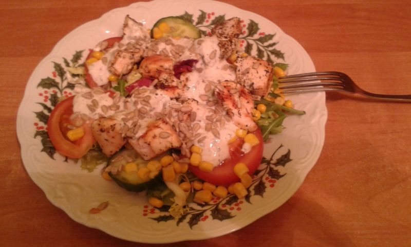 Sałatka z kurczakiem i sosem czosnkowym