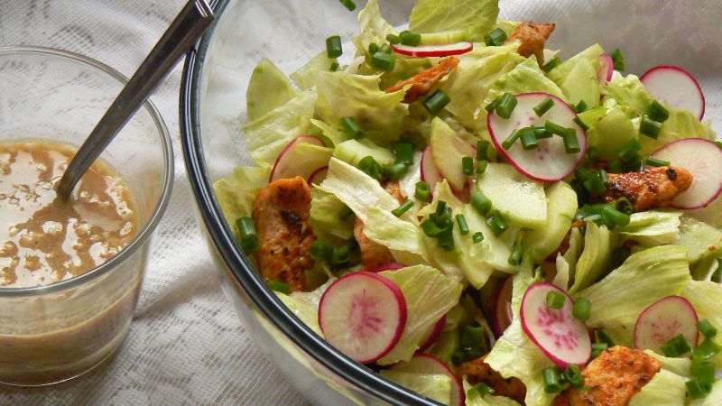 Sałatka z kurczakiem i sosem winegret