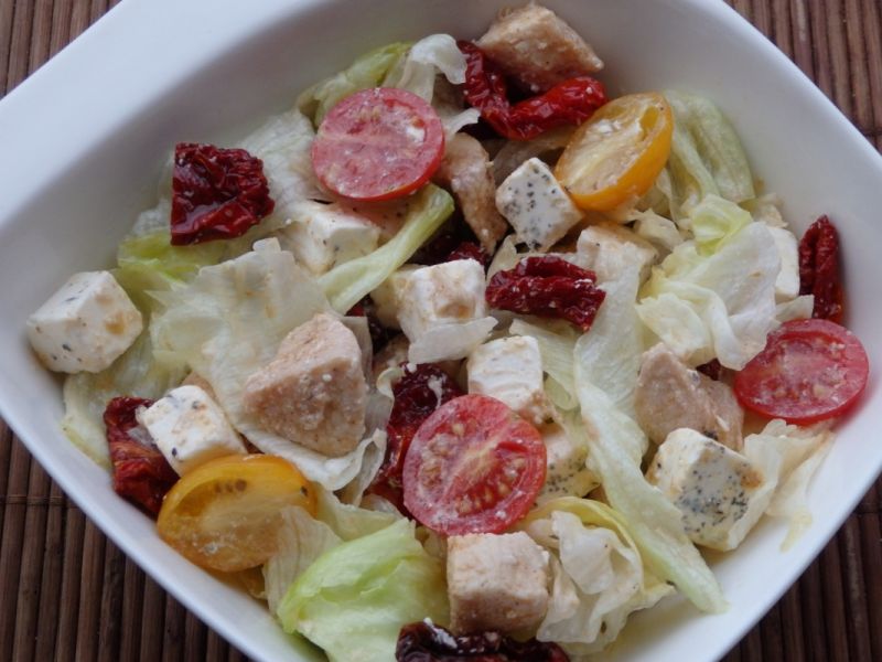 Sałatka z kurczakiem i suszonymi pomidorami Sałatka z kurczakiem i suszonymi pomidorami