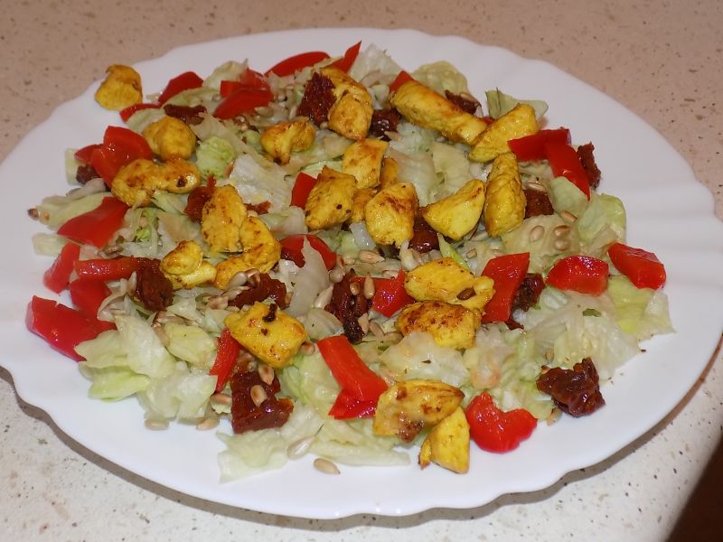 Sałatka z kurczakiem i suszonymi pomidorami 