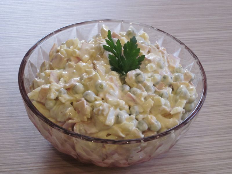 Sałatka z kurczakiem i szynką