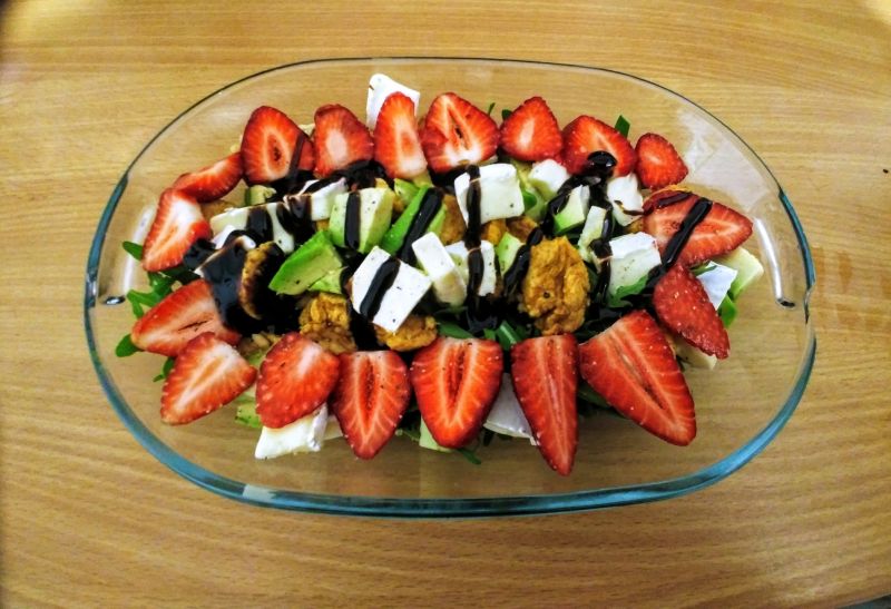 Sałatka z kurczakiem i truskawkami 