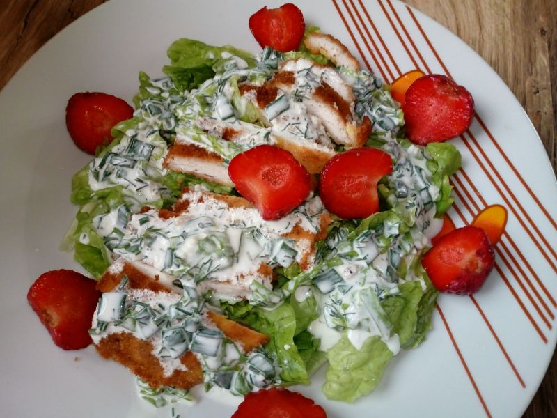 Sałatka z kurczakiem i truskawkami Sałatka z kurczakiem i truskawkami