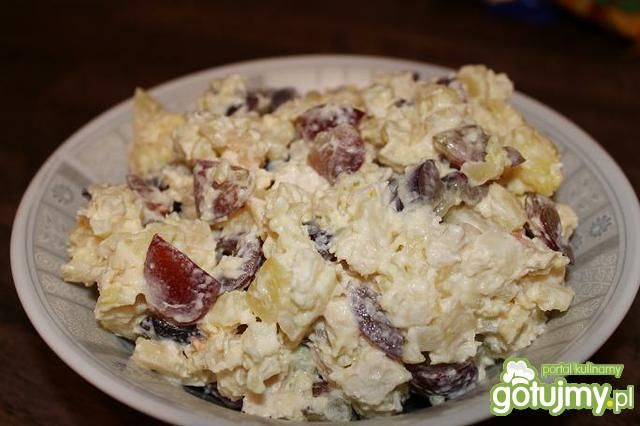 Sałatka z kurczakiem i winogronami,