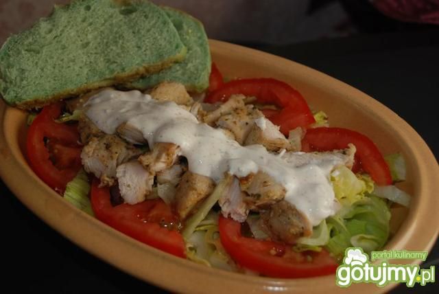 Sałatka z kurczakiem i zieloną bułką Sałatka z kurczakiem i zieloną bułką