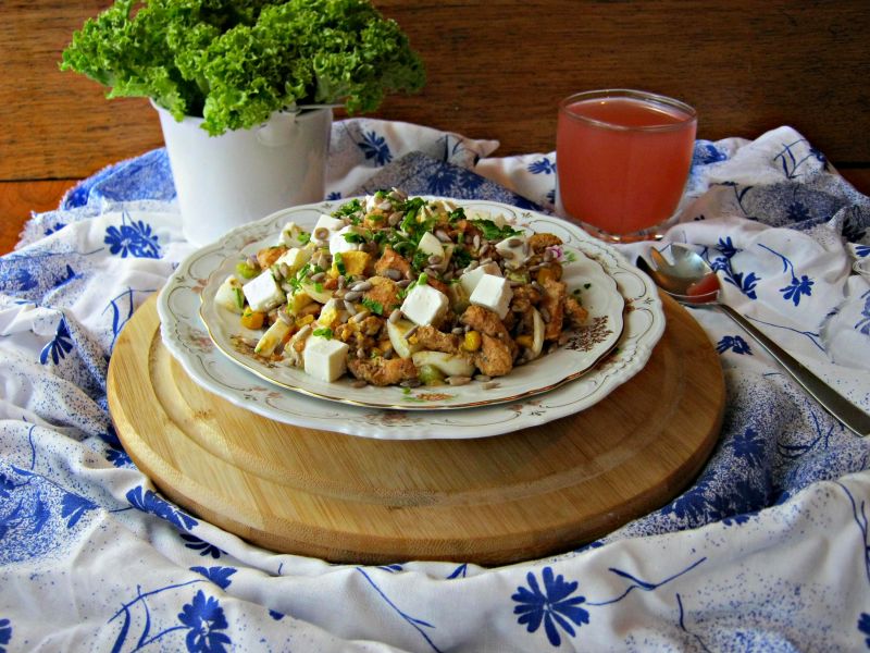 Sałatka z kurczakiem, jajkiem i ziarnami Sałatka z kurczakiem, jajkiem i ziarnami