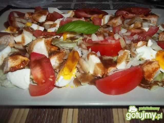 Sałatka z kurczakiem jajkiem mozzarellą