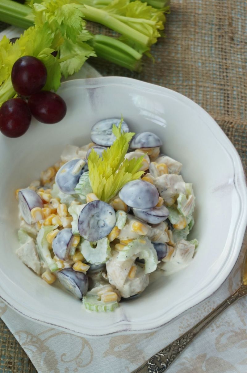 Sałatka z kurczakiem, kukurydzą i winogornami Sałatka z kurczakiem, kukurydzą i winogornami