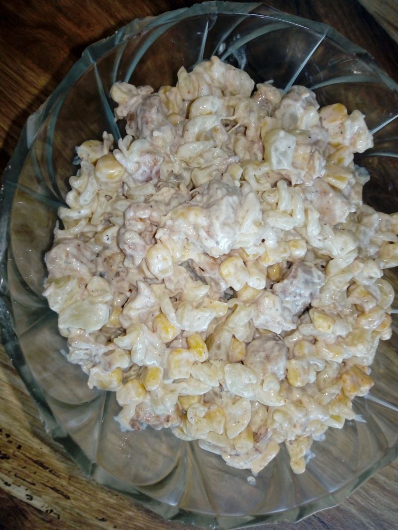 Sałatka z kurczakiem, makaronem i cukinią