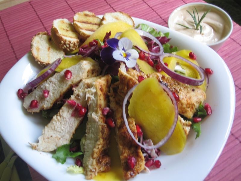 Sałatka z kurczakiem,mango cebulą i granatem Sałatka z kurczakiem,mango cebulą i granatem