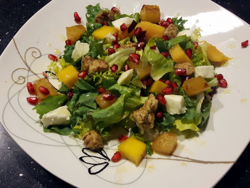 Sałatka z kurczakiem, mango i pieczoną dynią