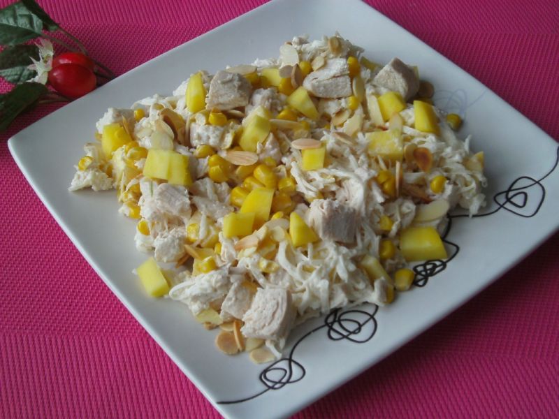 Sałatka z kurczakiem, mango i prażonymi migdałami Sałatka z kurczakiem, mango i prażonymi migdałami