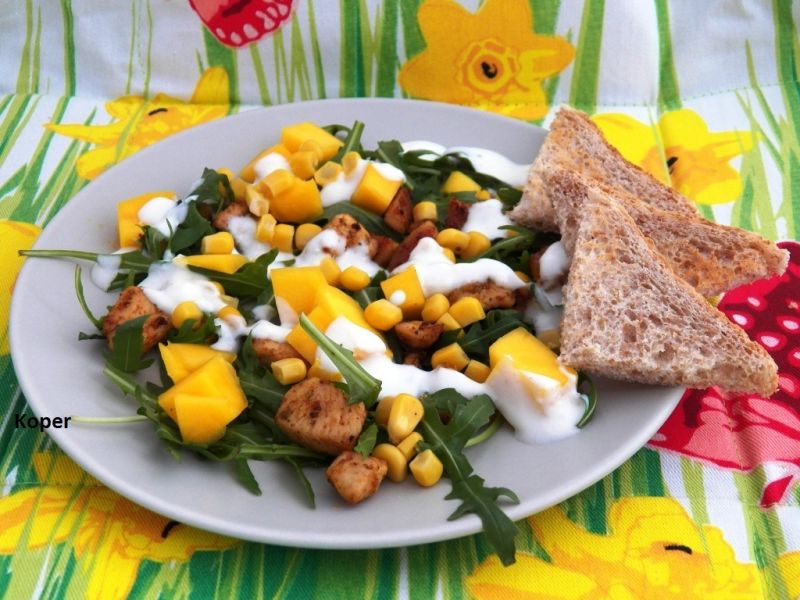 Sałatka z kurczakiem mango i rukolą 